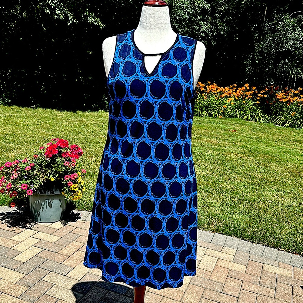 GEOMETRIC PRINT DRESS WITH CUT-OUT V-NECK. Size 12